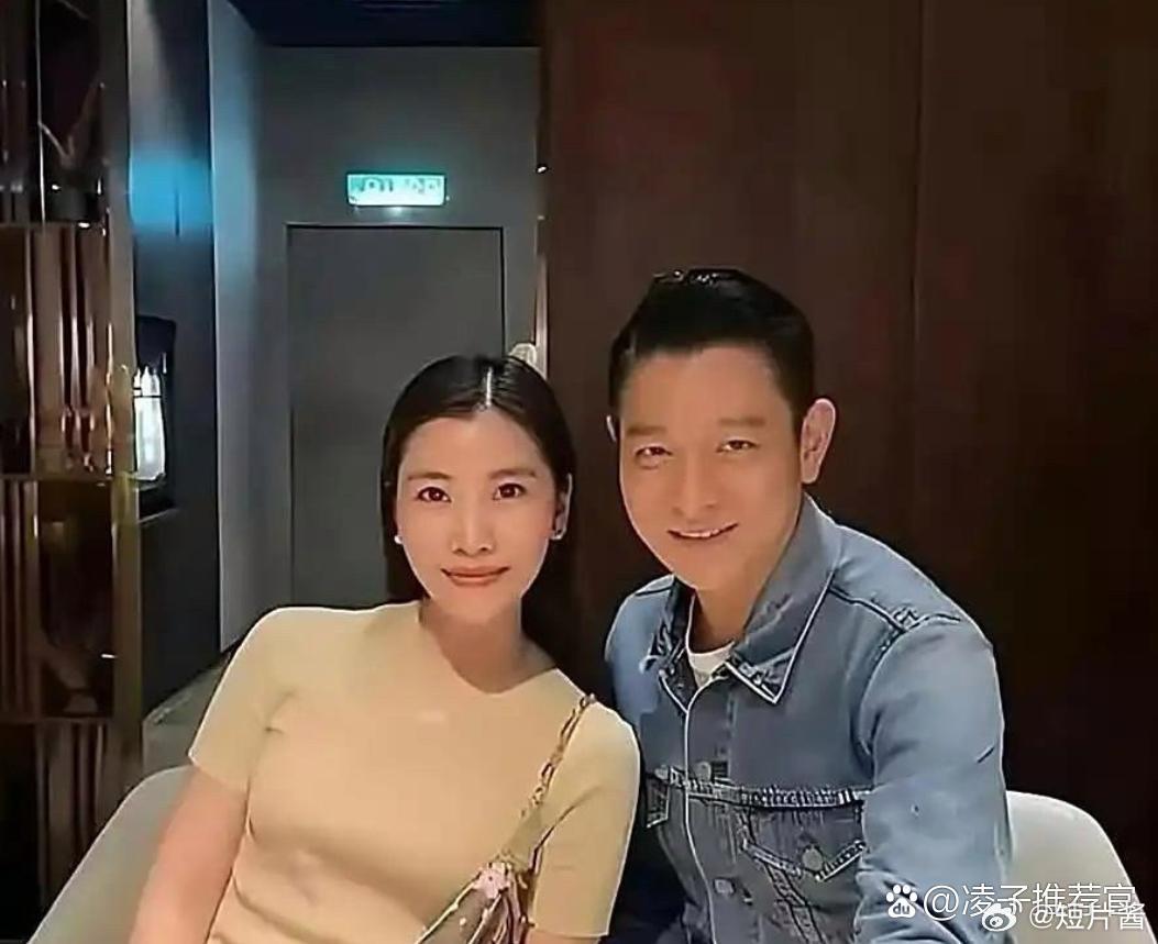 64岁刘德华终于大大方方的公开跟老婆朱丽倩的合照了，看起来很幸福甜蜜