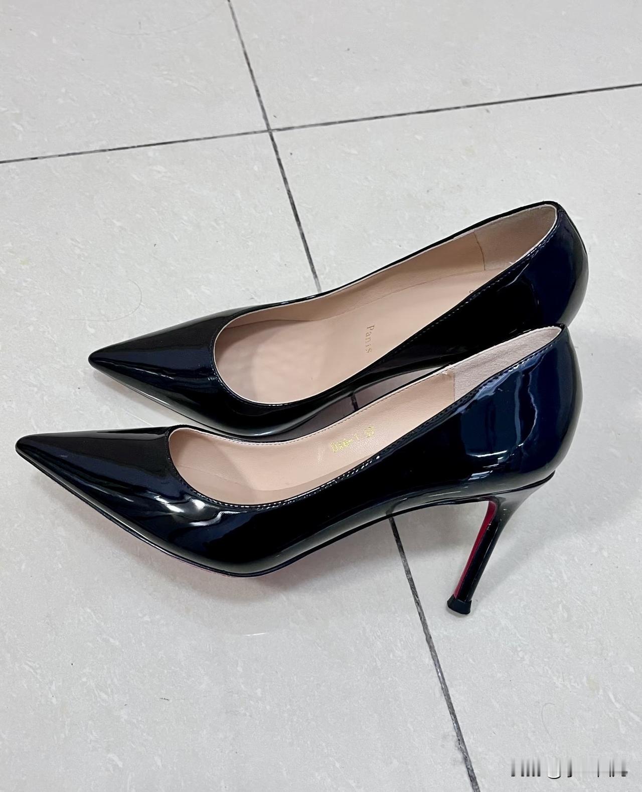 选择一双什么样的高跟鞋好看?谁懂啊！这双黑色漆皮高跟鞋简直是我高跟鞋中最喜欢的一