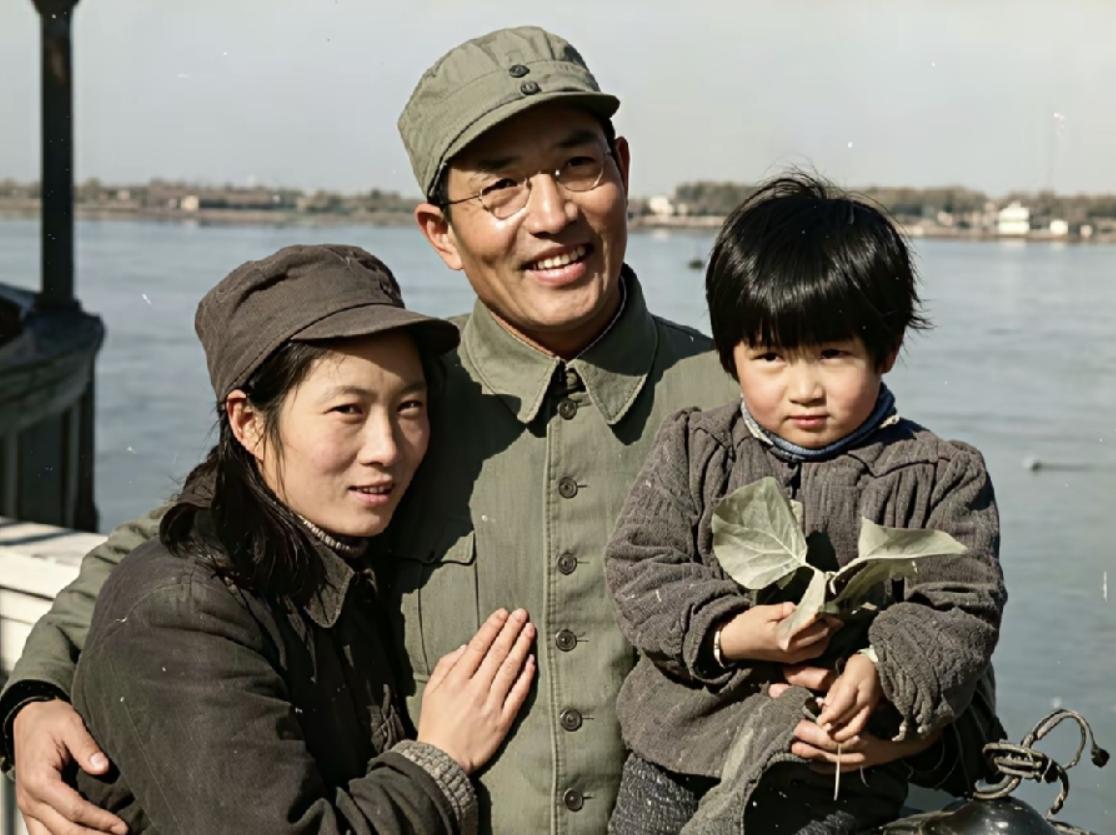 43岁壮烈牺牲，被称作“炮兵元帅”。将军牺牲之后，妻子终身没有改嫁，独自抚育