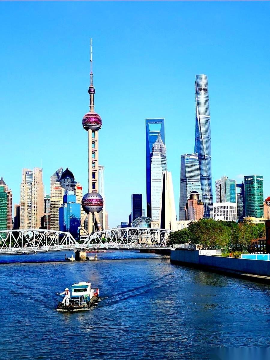 又刷到一个视频，一个金发碧眼的老外，站在上海外滩，手机镜头摇了一圈，对岸的“三件