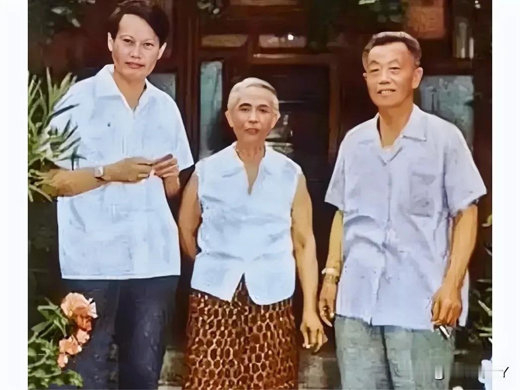上世纪70年代初，北京，杨振宁与他岳父杜聿明、岳母曹秀清的合影老照片