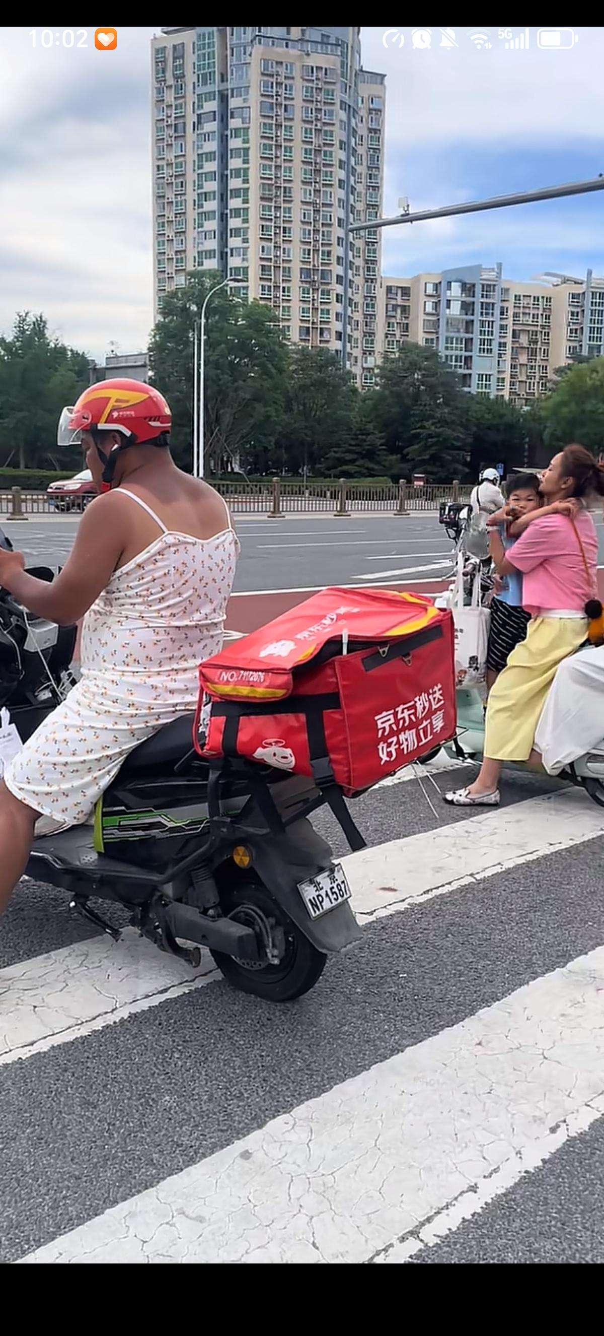 京东外卖小哥实在是太热了，胳膊和脖子都给晒的黑黝黝的。为了凉快，外卖小哥穿上了轻