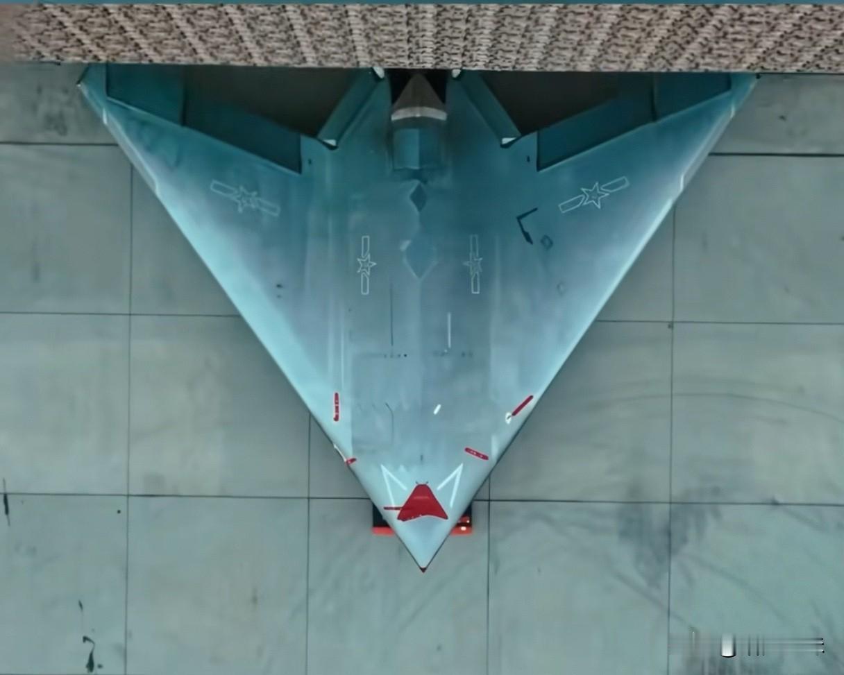 在中国空军成立76周年这天，攻击-11“玄龙”正式入列，能由“潜龙”与“威龙”这