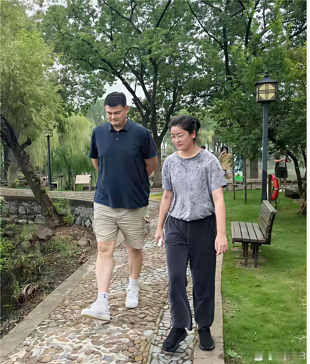 16岁，2米高，这基因太好了。这是姚明的女儿，看照片，已经到她爸爸下巴了，在普通