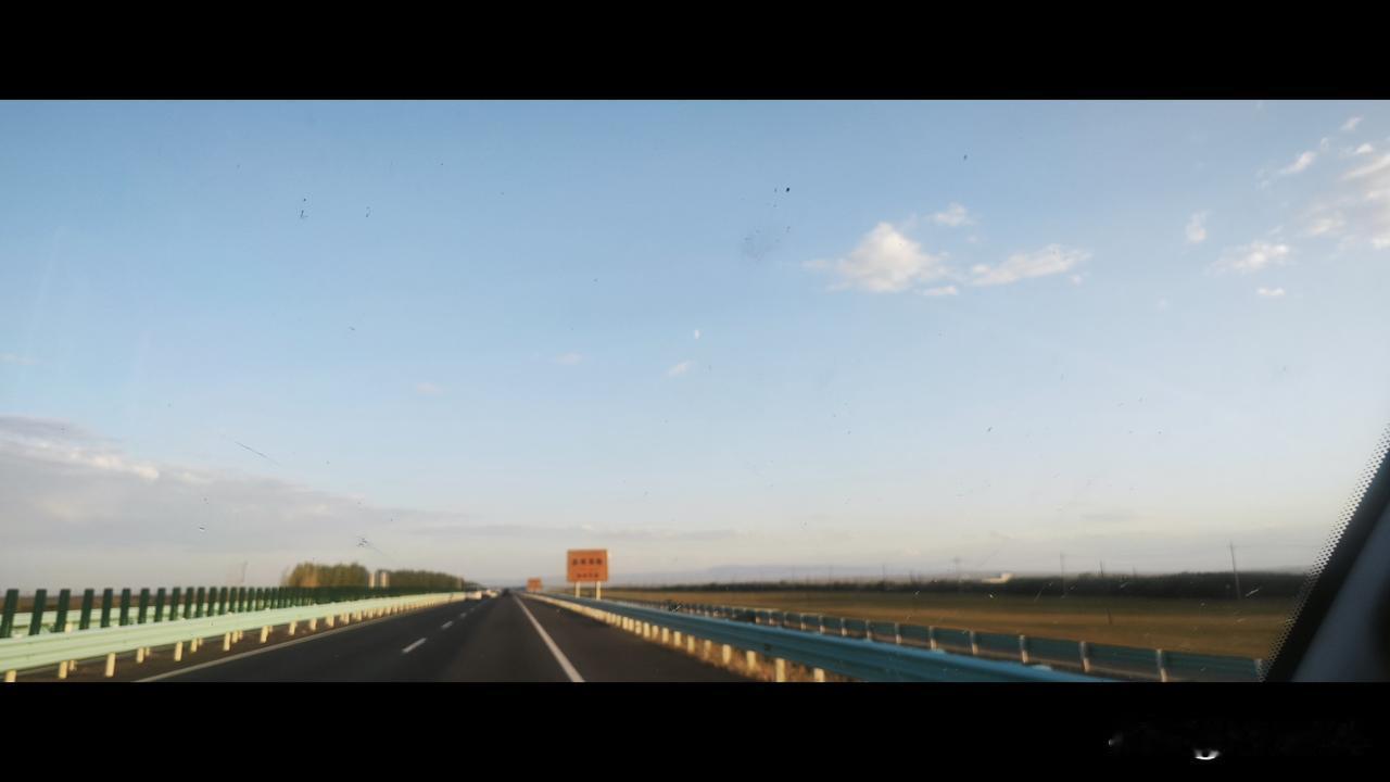 晚上7点半，我们从喀纳斯前往布尔津。现在已经是夜里9点钟了，如果在四川在云南，