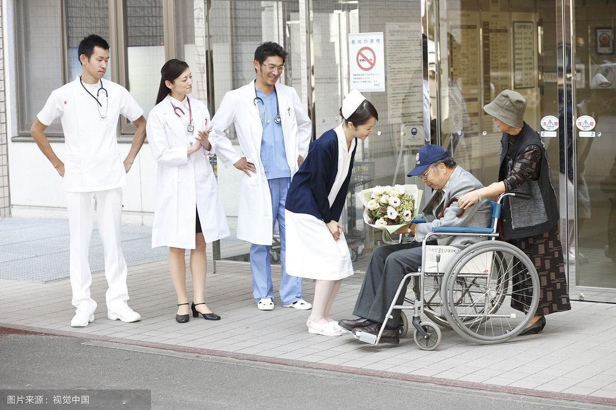 住院三月儿未现，出院先索工资！李大爷举动暖哭网友：女婿胜亲儿镇医院走廊的长