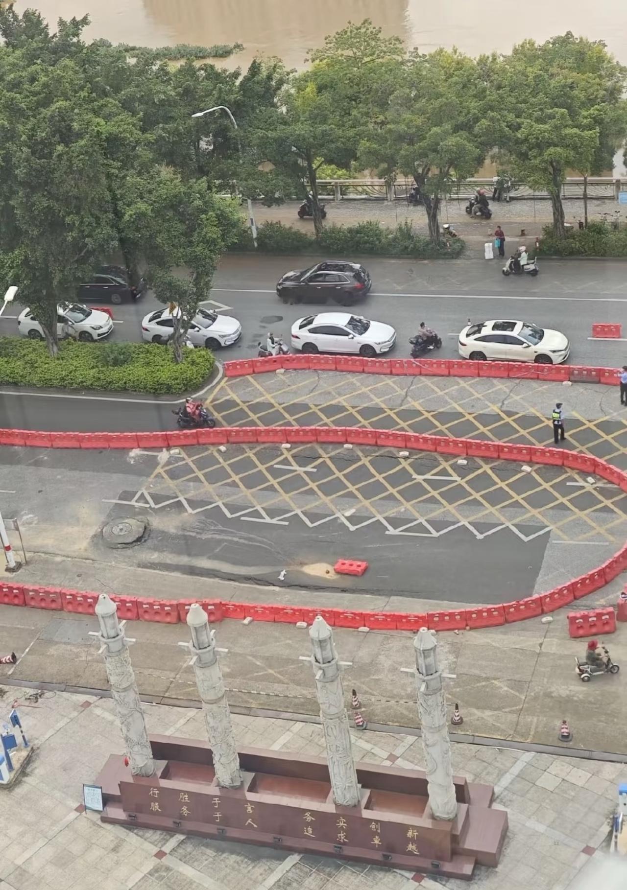 我的天！南宁这里也塌了吗？923医院门口，江北大道大概是四五天前开始凹陷的，