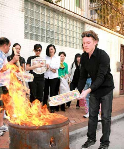 “简直就是捡钱啊！”中国冥币风靡国外，售价高达20美元，有人烧纸钱后中彩票，有人