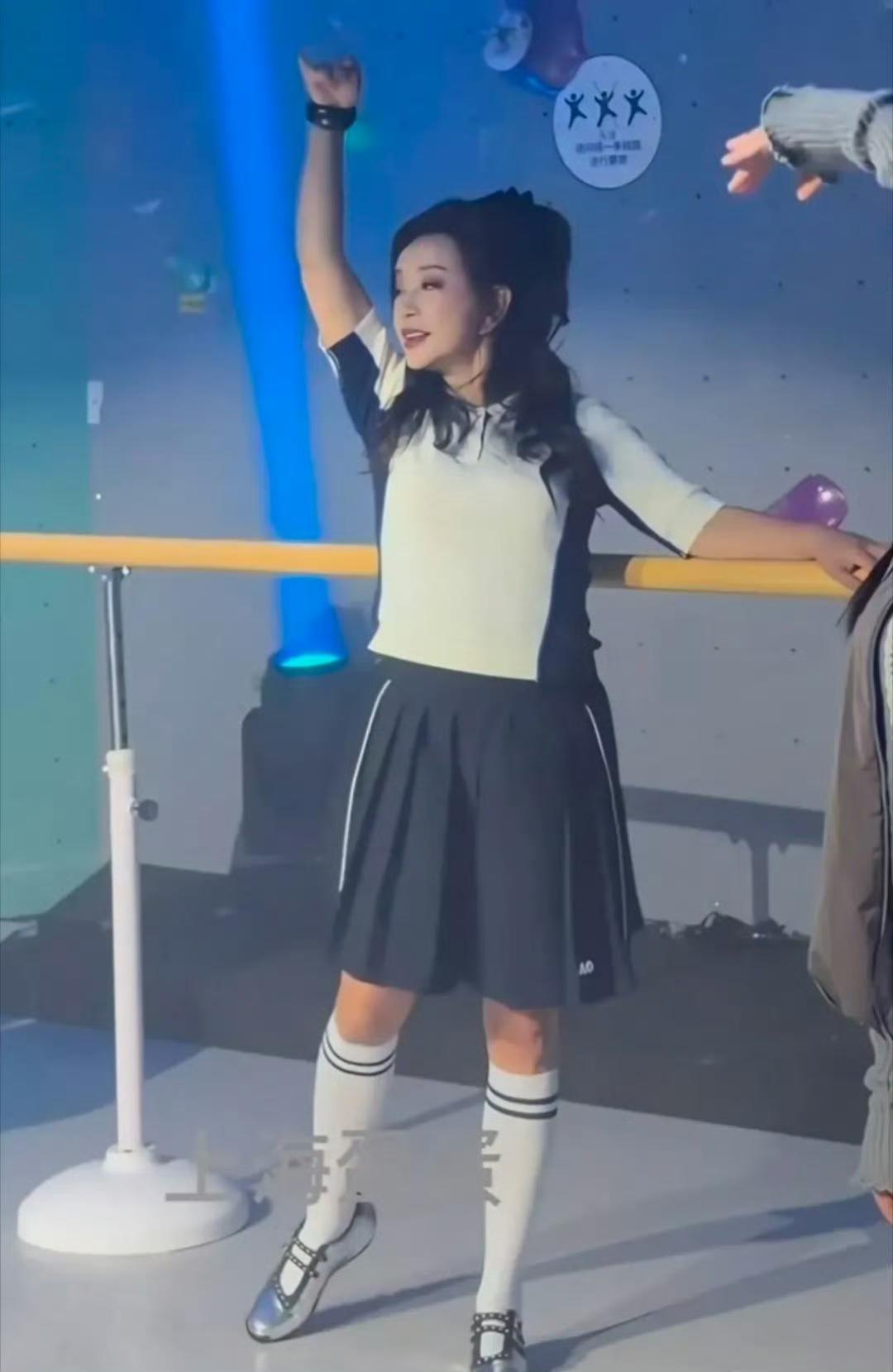 刘晓庆上海活动造型出圈，70+状态依旧能打刘晓庆现身上海活动，造型和状态双