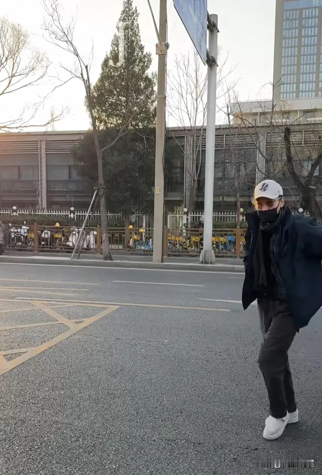 在朱媛媛离开八个月后，辛柏青现身央视春晚彩排！他穿着一件深蓝色的羽绒服，咖啡色