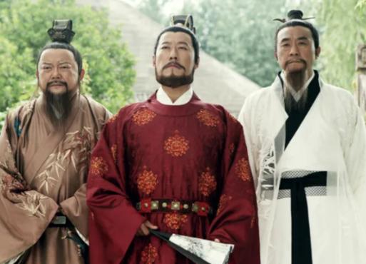 1375年，刘伯温去世，被埋在了依山傍水的好地方。朱元璋听说后，忙派人去挖开他的