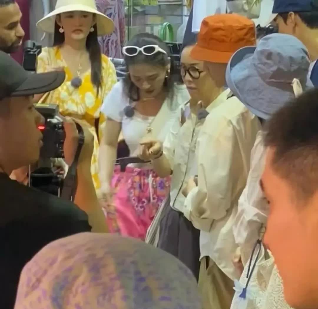 看花少路透，真不怪网友说李沁苦相，也难怪她糊，上了综艺帽子没怎么离过头，打扮也一