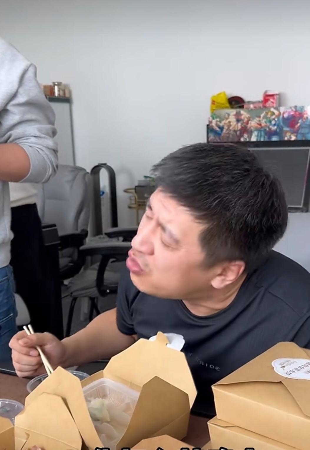 张雪峰应该是劳累熬夜叠加引发心脏病，他真的太累了，许多视频里，边吃边回答问题，