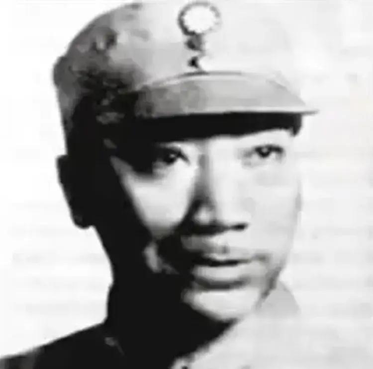 1940年，军统女特工给汉奸情夫递了一杯水，汉奸情夫看了她发抖的手，说：“你的手