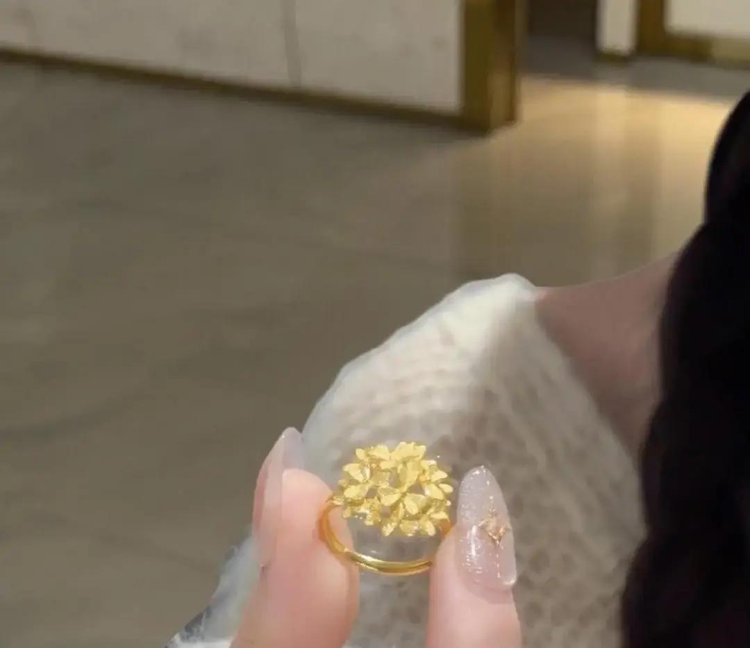 别再以为黄金按克卖了。周大福那个爆火的“小花塔”，2克卖3300，你买的根本不