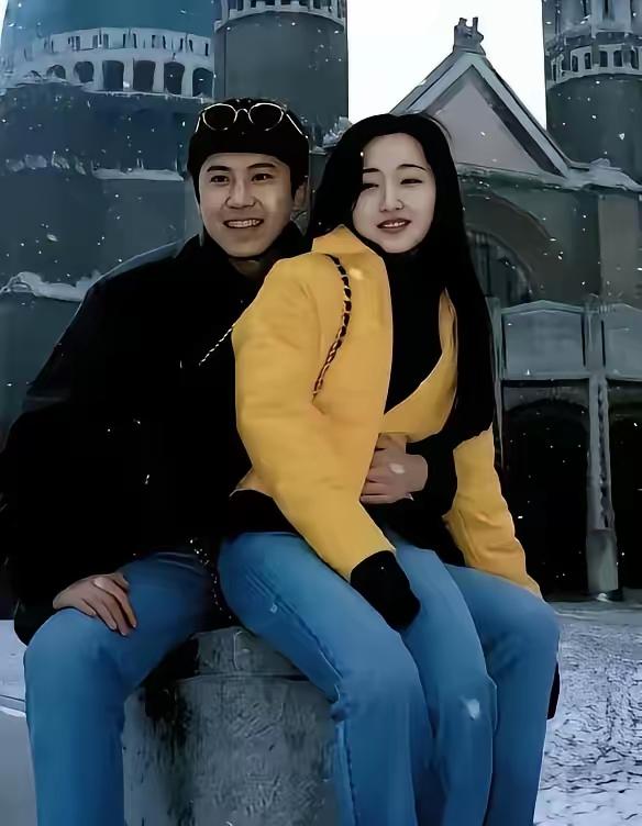 这两位明星你们认识吗？我只认识其中一位，她就是杨钰莹，她年轻的时候很漂亮，很苗