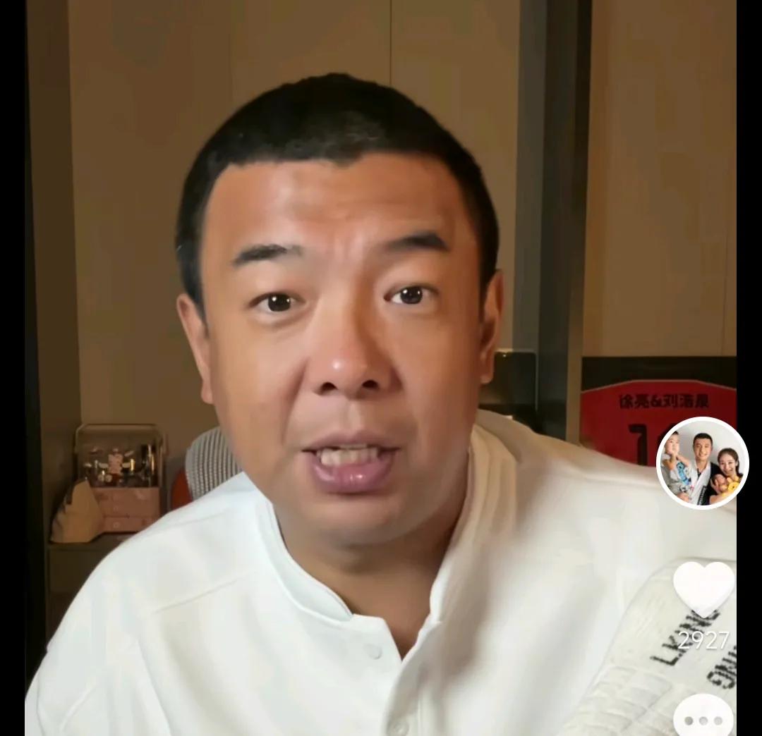 前国脚徐亮爆了一个料。他在直播时表示，当年他刚入选国足的时候，训练完休息入住酒