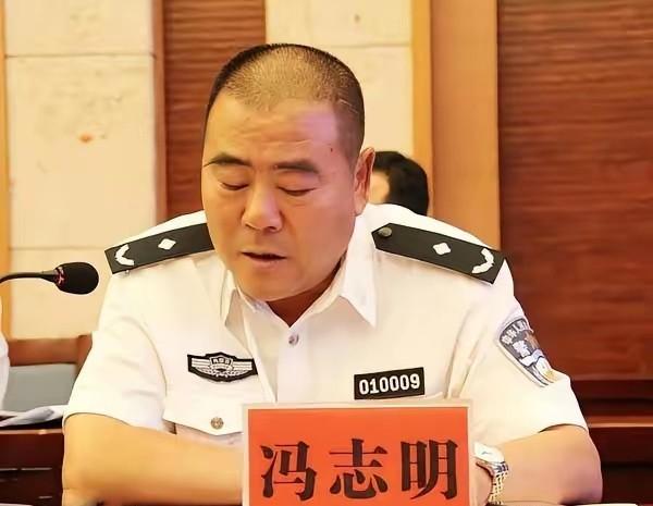一个少年，就因为没选择冷漠，把自己推进了死亡。警察冯志明需要一个速成的大案，好