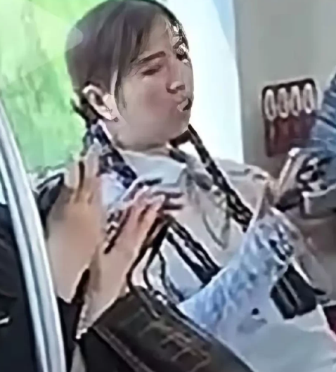 “太霸道了”有一位大叔乘坐公交车回家，当他走上公交车的时候，看到别的座位都坐着乘