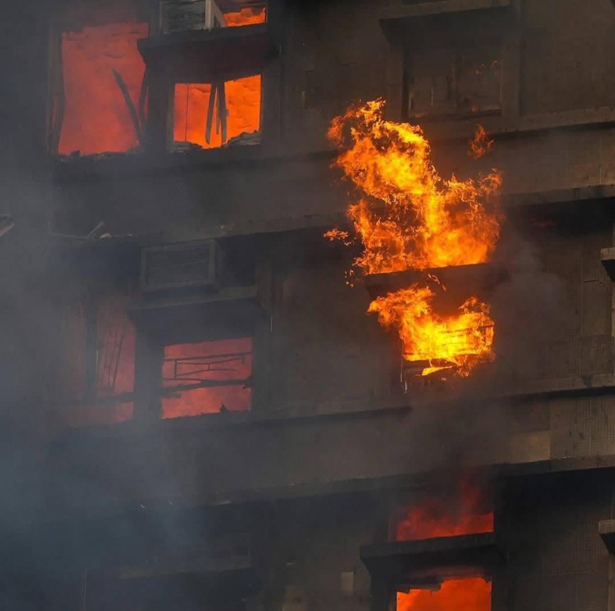 没用了……烧光了……消防车是很多……但楼周围根本没有那么多作业区域能让那么多消防