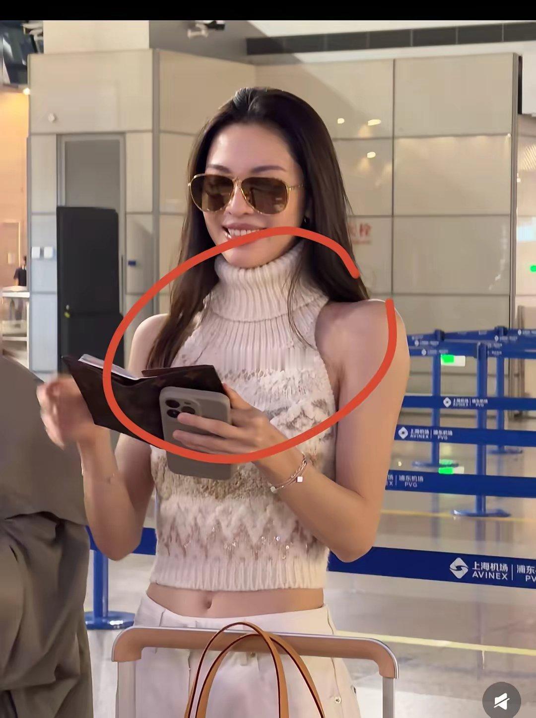 也就是她们穿这种衣服恐怕现实当中没人会买这种衣服穿吧！​​​