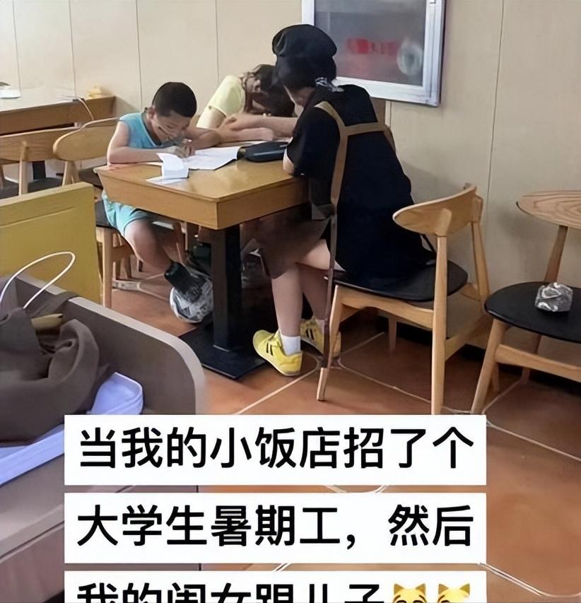 意外的收获！6月29日，河北一烤鱼店招了个女大学生当收银员，月薪3千。老板娘无意