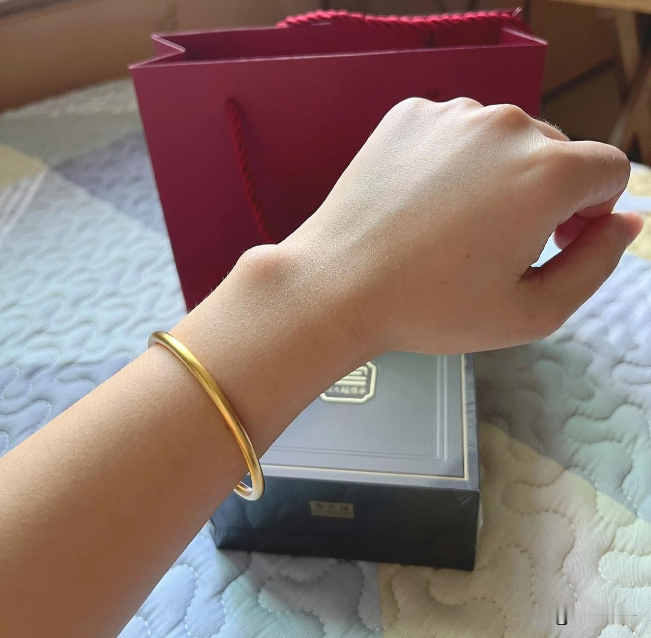 几个朋友聚会，闺蜜给我们看她新买的手镯，大家说法不一，弄的闺蜜心里挺不舒服。