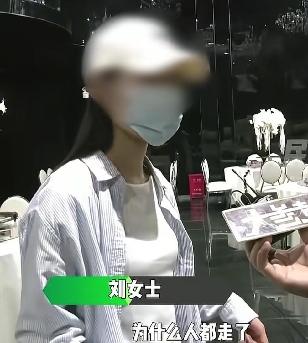 太尴尬了！河南信阳，女子换好衣服下来敬酒，却发现自己的客人都走了，自己花4万多举