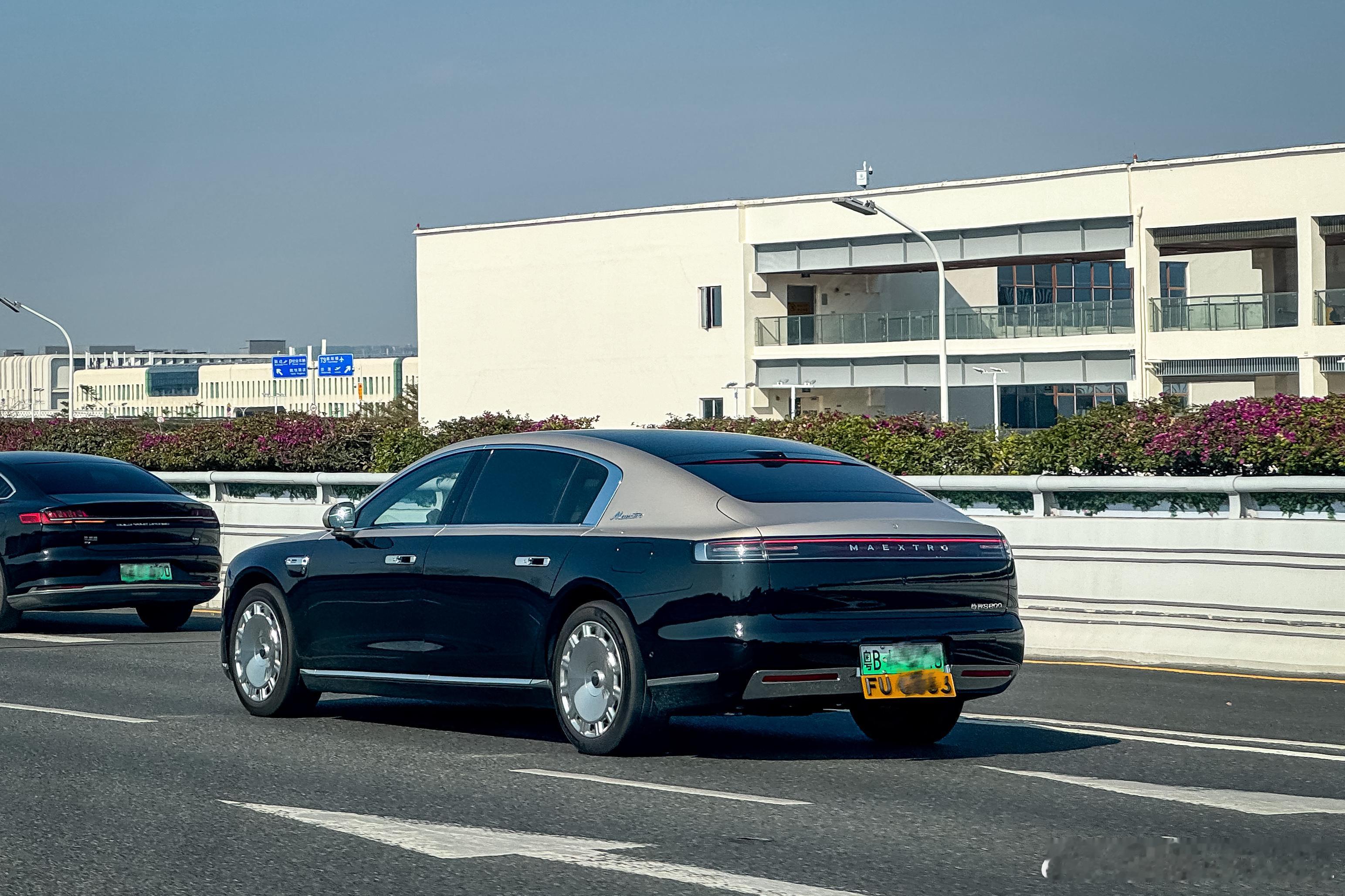 尊界S800封闭式三角窗设计确实很有辨识度，离老远就知道是S800了。鸿