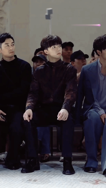 朱亚文和陈立农同框看秀有点意思，一个是成熟大叔的天花板，一个是特别奶萌的小孩哥，