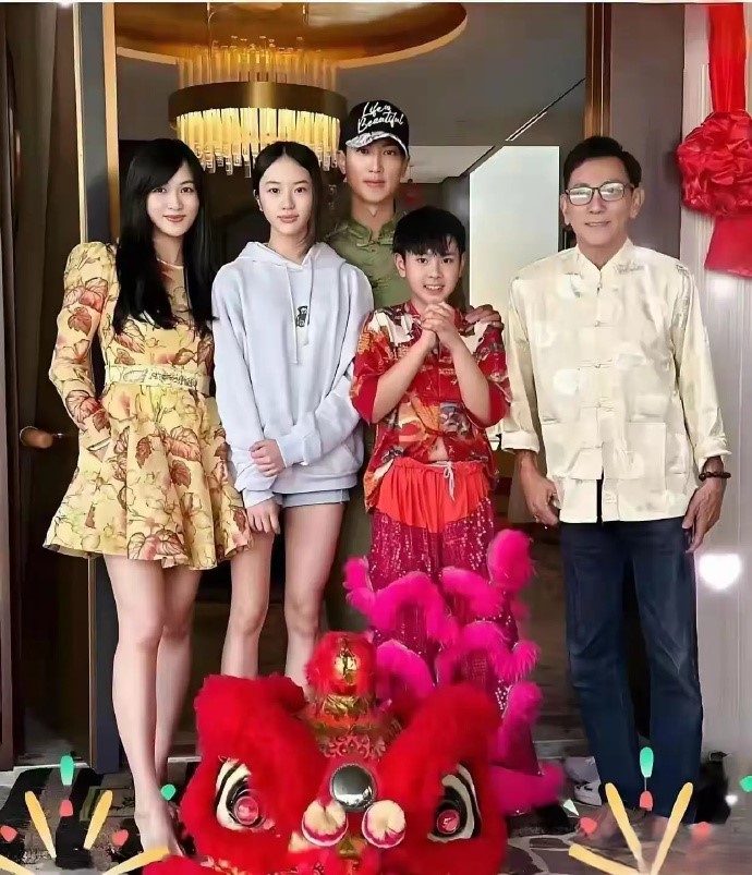 他绝对是娱乐圈最幸福的男人，有钱有颜有身材，老婆这么漂亮，儿女双全，真的是太好命