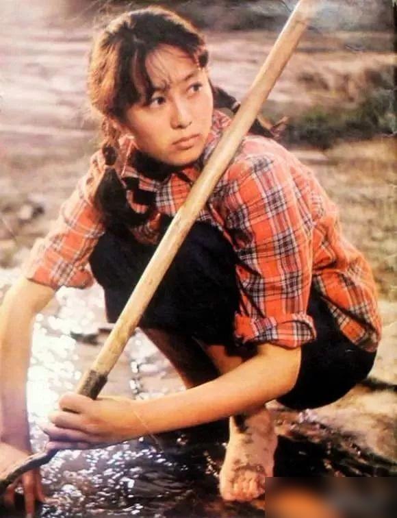 其实吴玉芳当初不是刘巧珍的人选，就在她试镜女二号黄亚萍被淘汰要离开时，一个人的