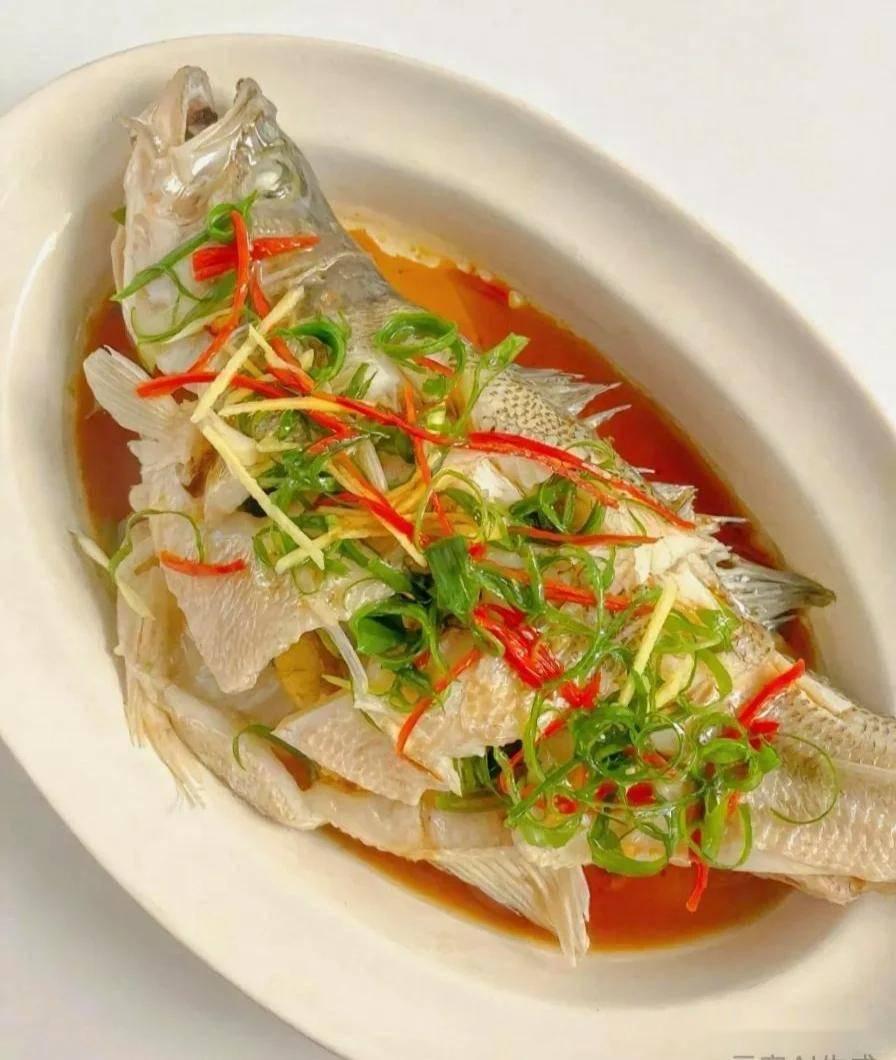国内鱼最常用10种烹饪方式（按普及度排序）1. 清蒸最能突出本味。鱼处理