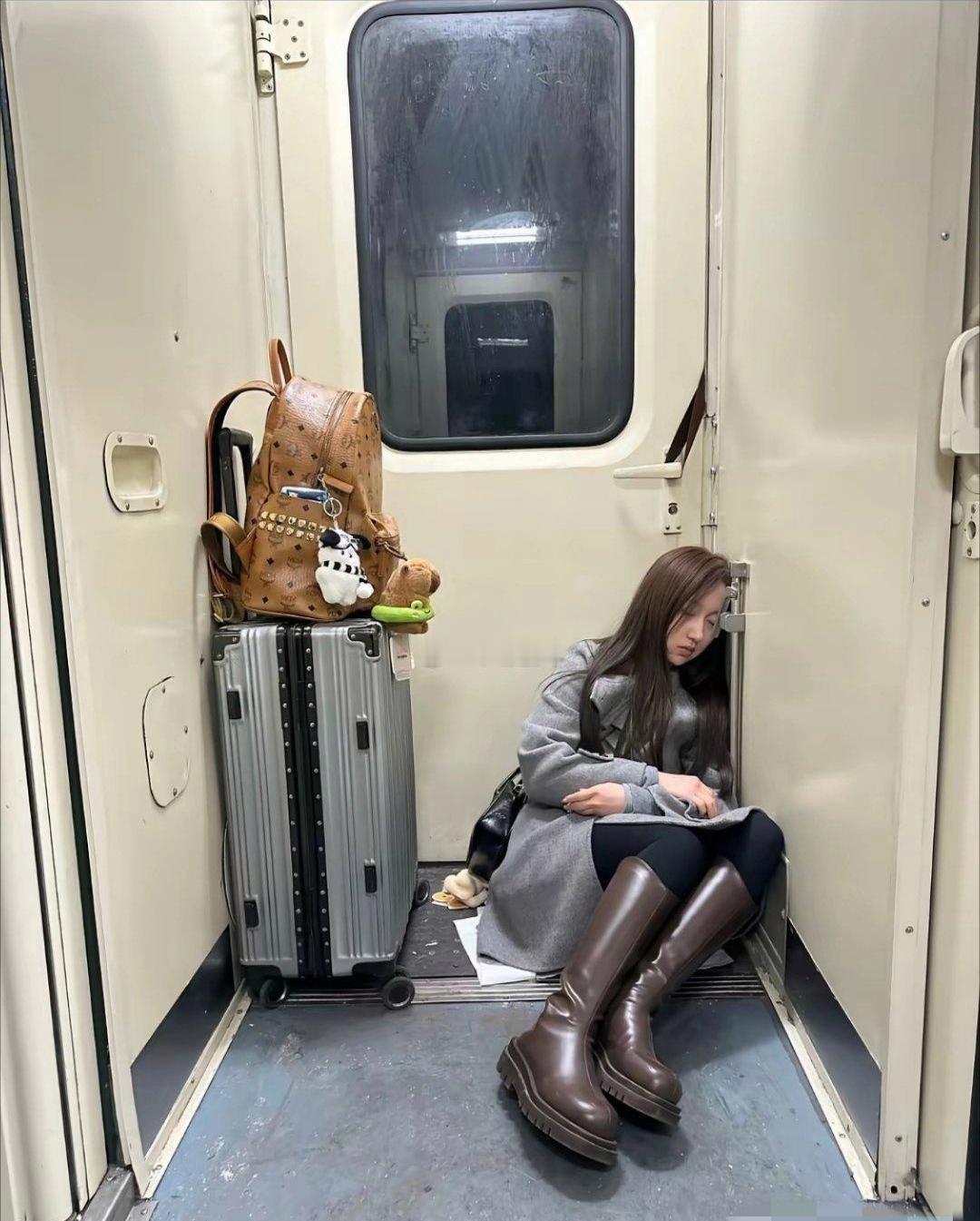 火车上看到的一幕，这大概就是打工人返乡的样子吧！