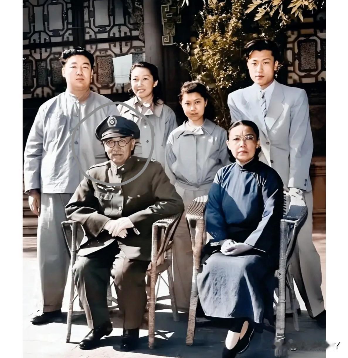 原来这才是他晚年的真实貌相，这不是演员，也并非演戏，而是1947年他与家人在山西