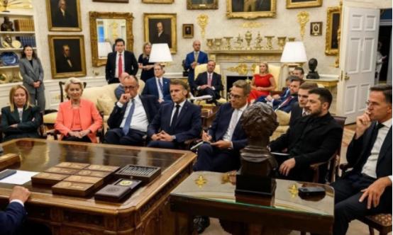 2025年名场面：欧洲大佬们集体围观特朗普“上课”。冯德莱恩假笑不敢抬头，默茨