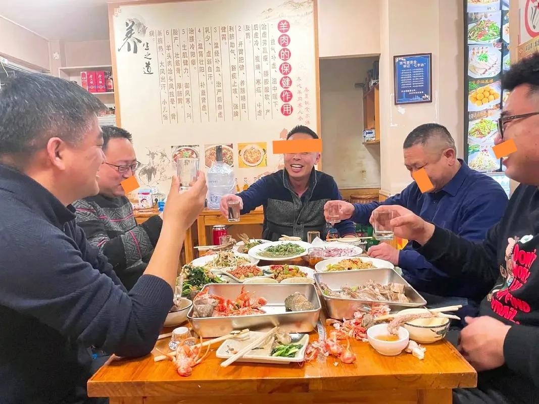 退休这帮老兄没几个不后悔当初的。男人一过六十，咋就变明白人了呢。啥在职同事关系