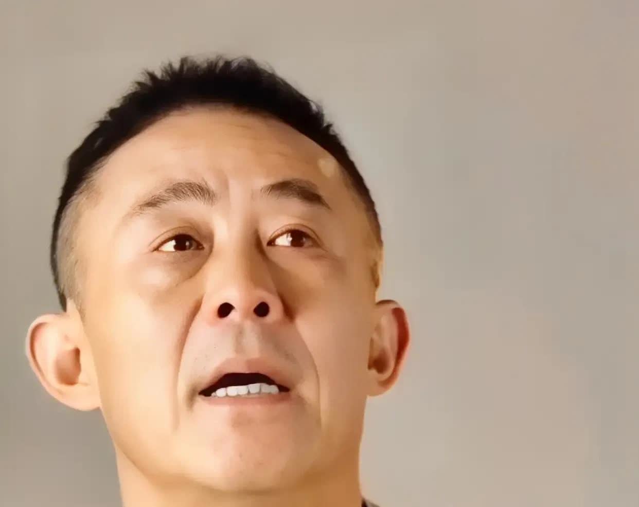 好多人都知道朱媛媛51岁离开了，但有个事儿却很少有人提起。直到侯勇在接受