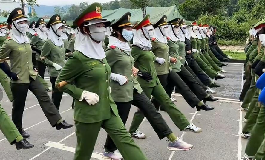 越南女兵也怕晒，为了保护好洁白皮肤，都戴上了头套，避免被晒黑。越南女兵苦练正步，