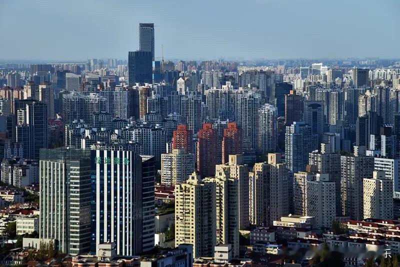 这几年楼市价值回归像极了老太太下楼梯，每下一个台阶都要歇会儿。而且大多是下半年下