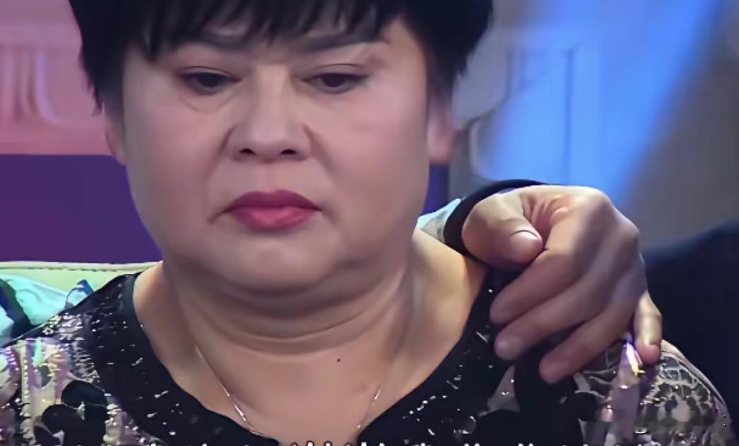 冉莹颖完全遗传她妈的脸型，大方脸有肉，腮帮子鼓起，眉眼之间有一股子狠劲。以前看过