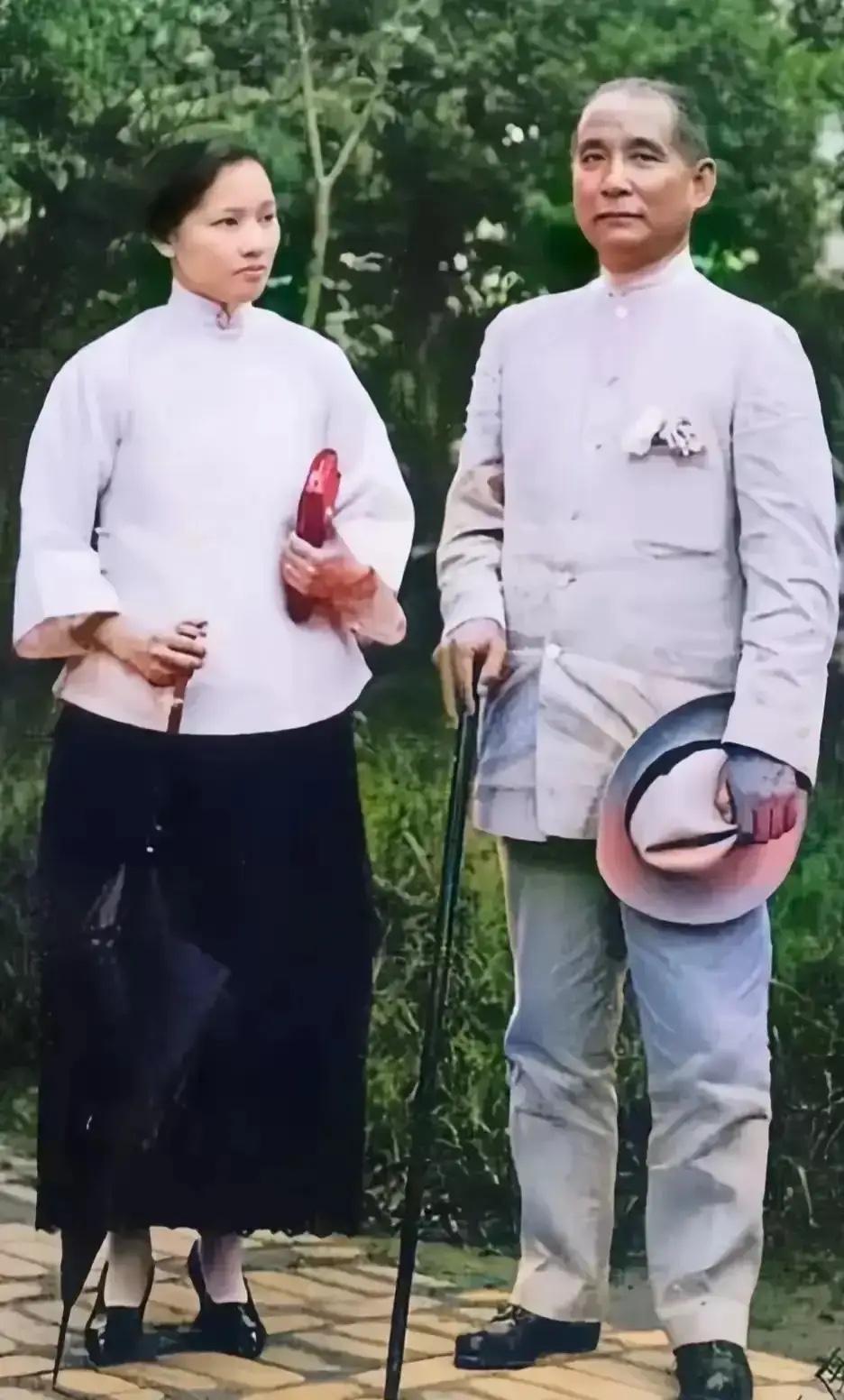 这是这是宋庆龄与58岁的孙中山先生的罕见合影，都看看吧，宋庆龄的美是透着骨子里的