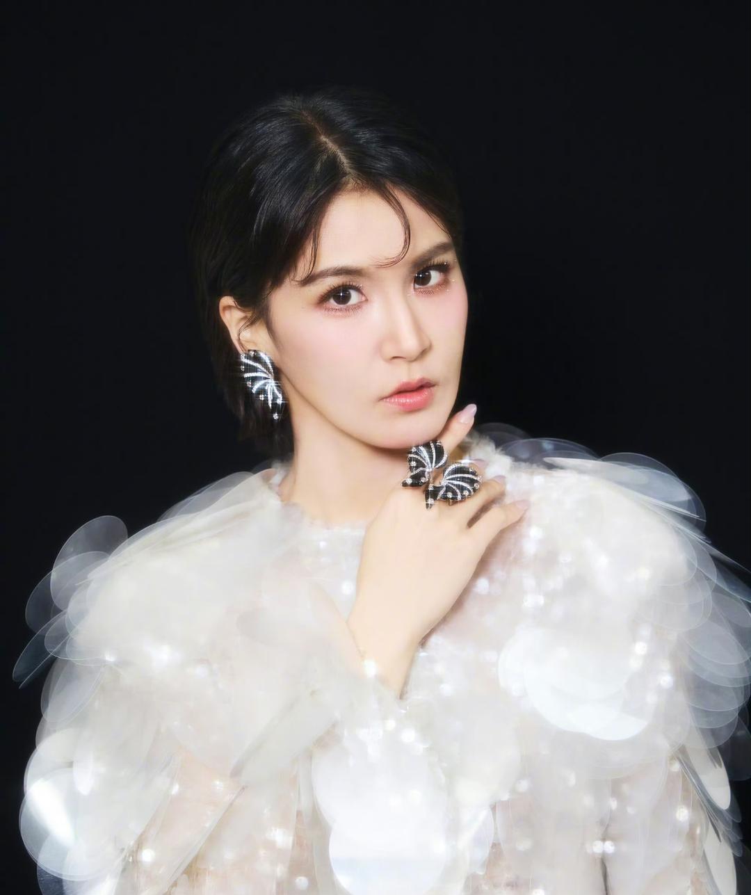 1.白鹿现在很害怕，尤其是她和某台大佬的事情被扒出来后，她团队立马下场捂嘴，试图