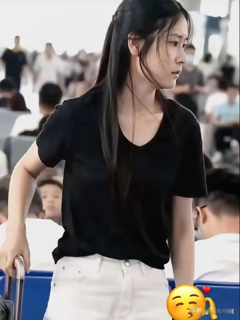 近日，一段高铁女孩的视频刷爆了网络。这段疑为网友在候车大厅偷拍的十几秒的视频之所