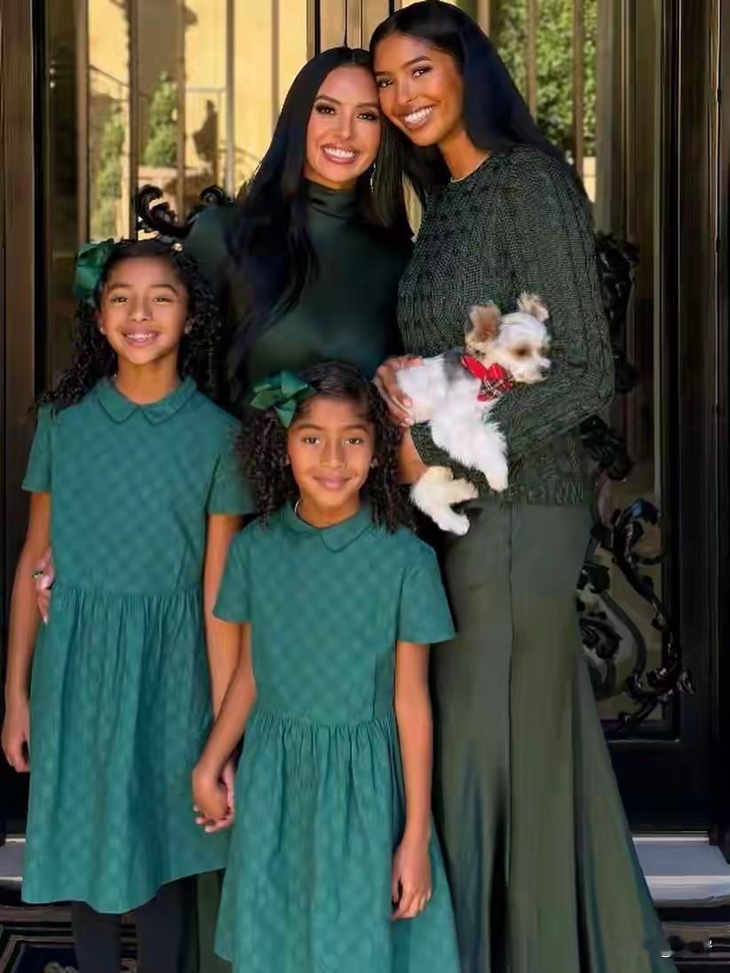 不知不觉科比已经离世近6年，12月25日，科比遗孀瓦妮莎晒出她和三个女儿一家四口