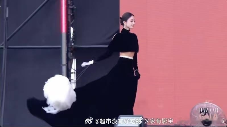 娜扎超美，你们看她的仪态，太好了，像黑天鹅一样。娜扎今天美爆了​​​