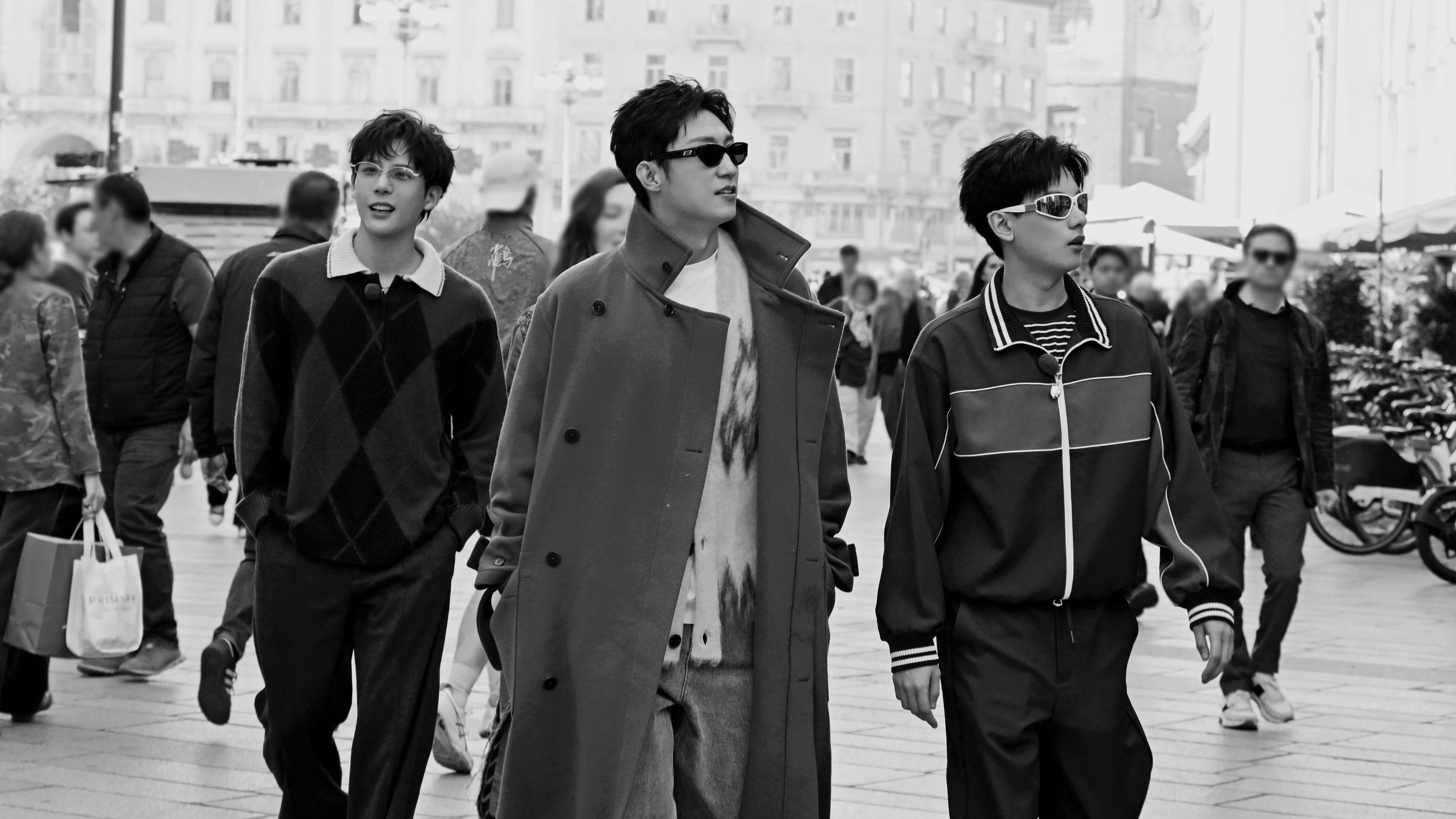 黄景瑜像王安宇保镖米兰录制的路透真是让人回味无穷是吧？感受一些黄景瑜冷脸的气场和