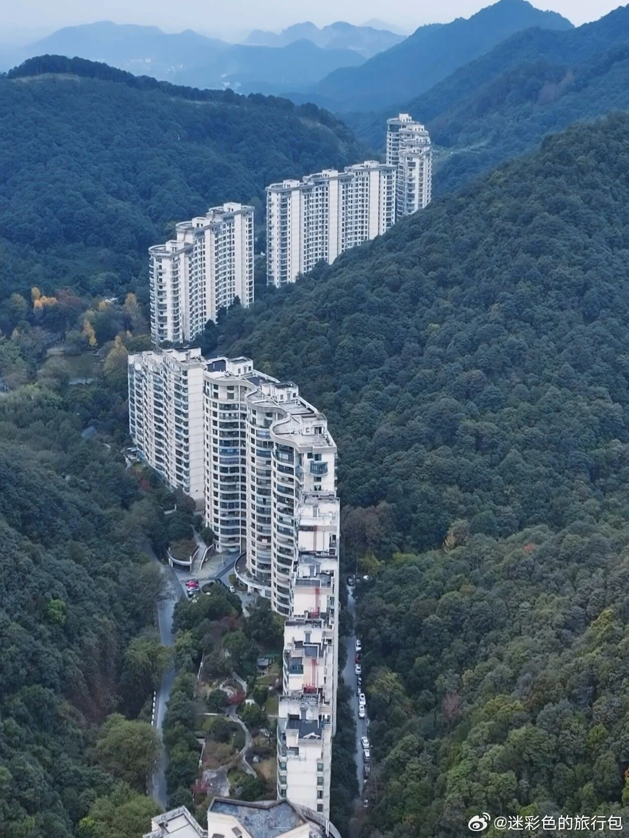 杭州富阳这片S形山景房太绝了！楼栋顺着峡谷一字排开，被山林紧紧包围，像嵌在自然里