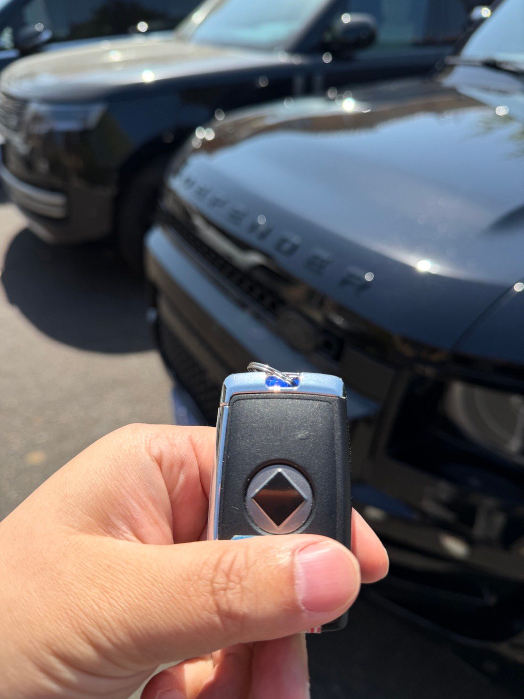 路虎的美丽小姐姐问我，有一台卫士要不要试一试？我一想，伟龙的车又啥好试…试！必须