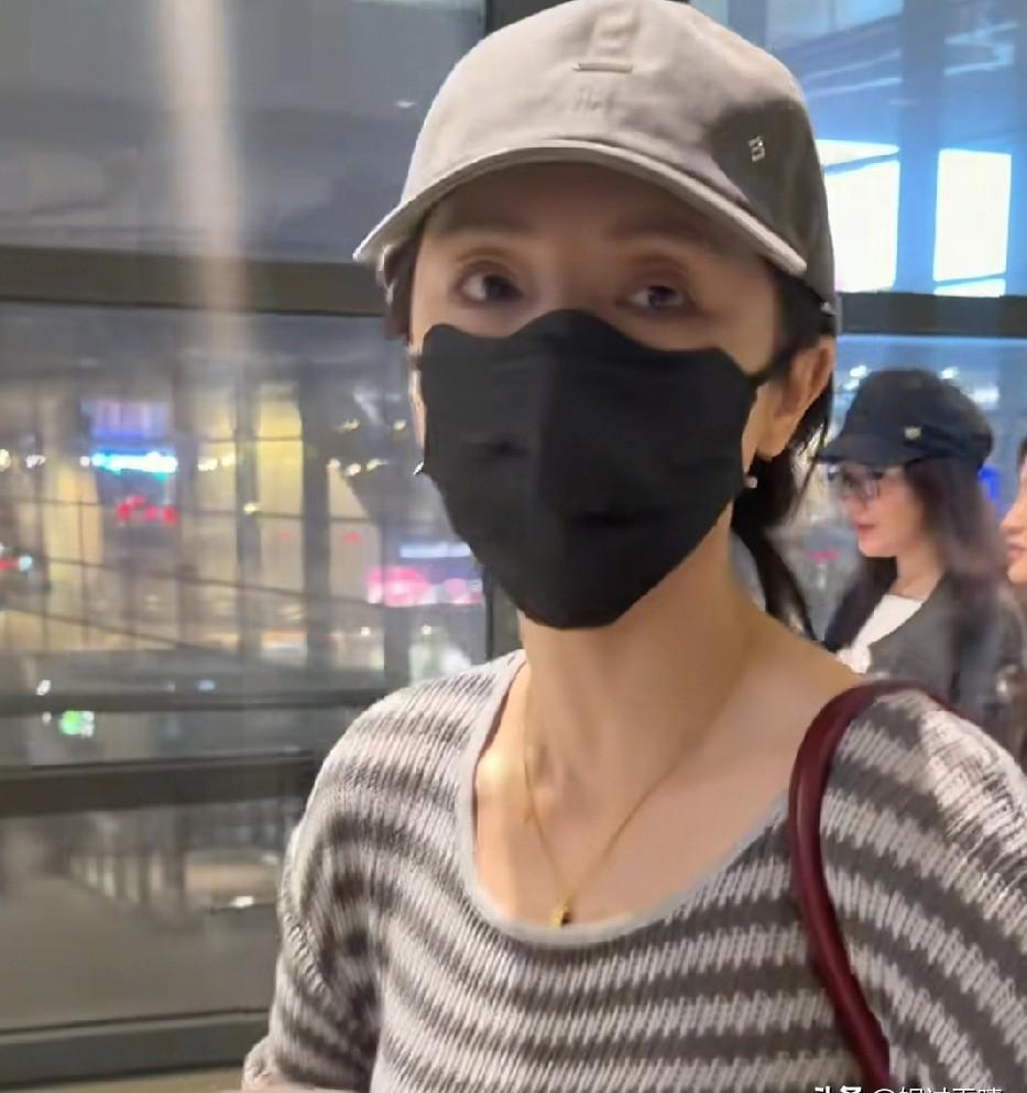 46岁被说“有了”，董璇直接撩外套：肚子平得像登机箱。我上周在产科陪表姐，医生